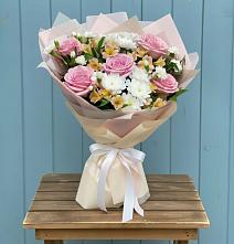 Букет цветов из:  Гвоздики, Орхидеи и Розы в Камышла
