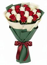 Букет Микс из красных и белых роз в Камышла