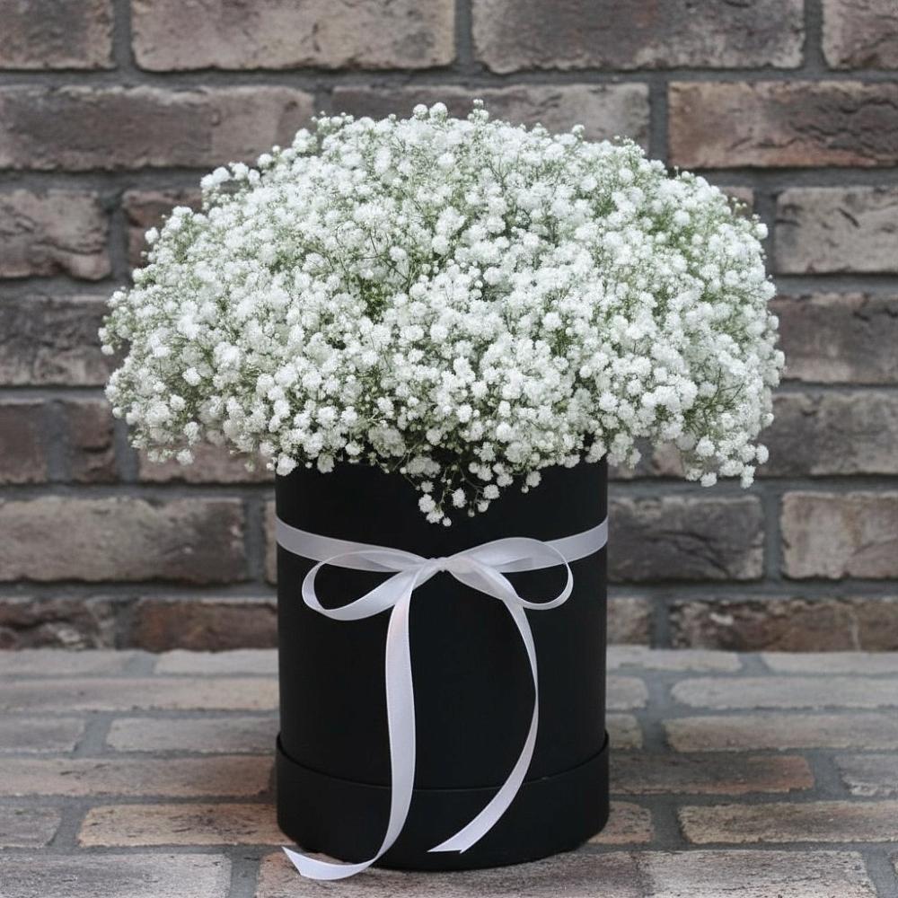 Цветочная композиция из Гипсофила в шляпной коробке в Камышла