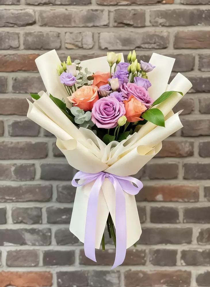 Букет цветов из: Лизиантусы и Розы в Камышла