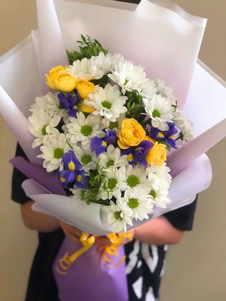 Букет цветов из: Ирисы, Хризантемы и Розы в Камышла