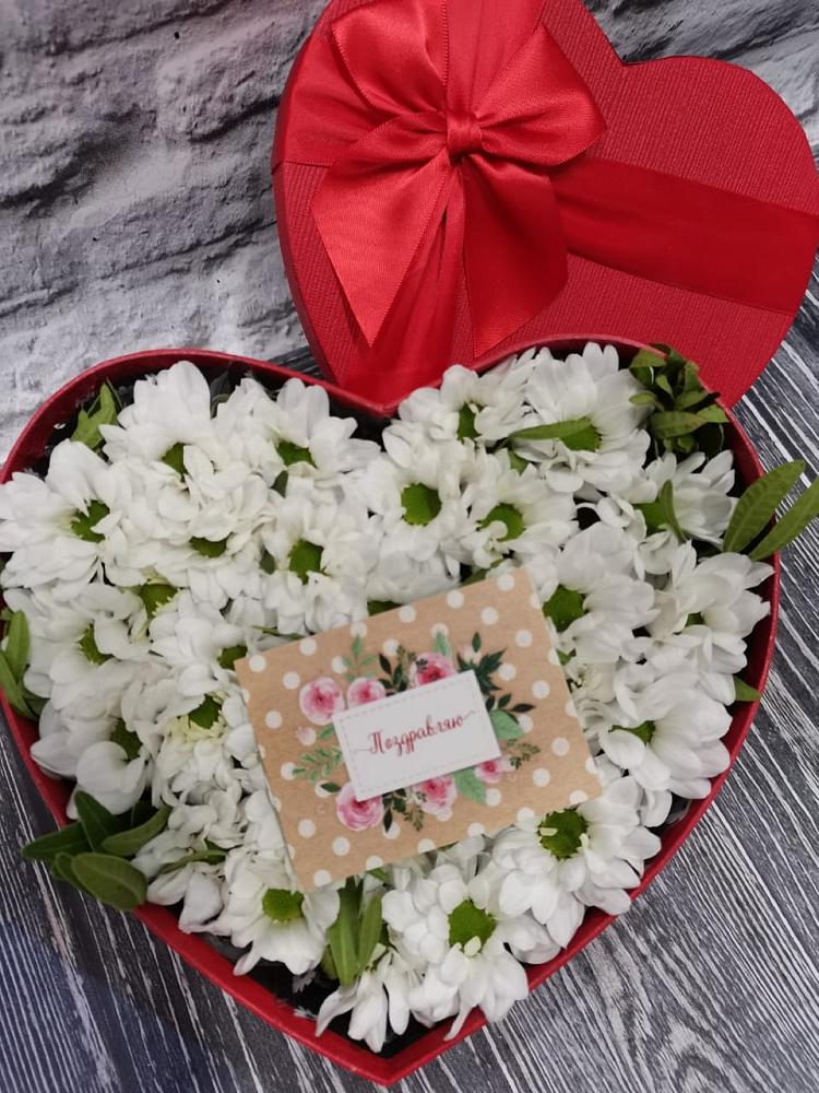 Цветочная композиция из Хризантемы в виде сердца в Камышла