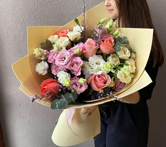 Букет цветов из: Розы, Лизиантусы и Гвоздики в Камышла