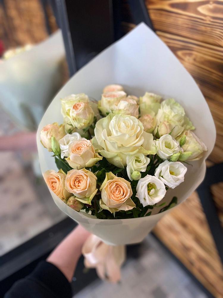 Букет цветов из: Розы и Лизиантусы в Камышла